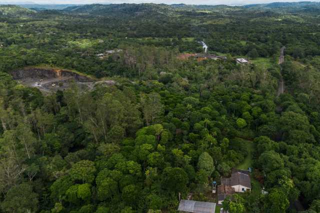 A Fazenda Nova Aurora, com 70 hectares de produção de cacau consorciada com pau-brasil (Paubrasilia echinata), situa-se entre a marmoraria São Francisco e a pedreira de Iguape. Localizada ao longo da Rodovia do Cacau, próxima ao distrito industrial de Iguape, a fazenda está no encontro entre agricultura e indústria no sul da Bahia, Brasil.