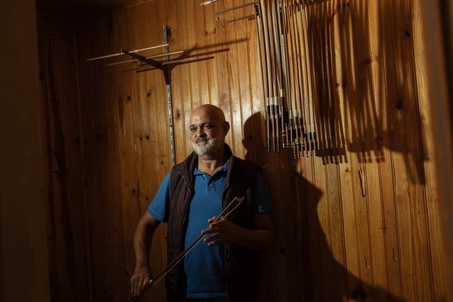 Marco Raposo em sua oficina em Domingos Martins, Espírito Santo. Um dos mais renomados fabricantes de arcos do Brasil, com escritórios em Londres e nos Estados Unidos, Raposo teve sua atividade paralisada após ser sancionado pelo IBAMA por transportar arcos e varetas sem autorização. Em 2022, foi detido no aeroporto de São Paulo carregando centenas de arcos feitos de Paubrasilia echinata (pau-brasil). Atualmente, recorre a alternativas como Tabebuia spp. (ipê) e Dalbergia nigra (jacarandá) para manter seu ofício vivo