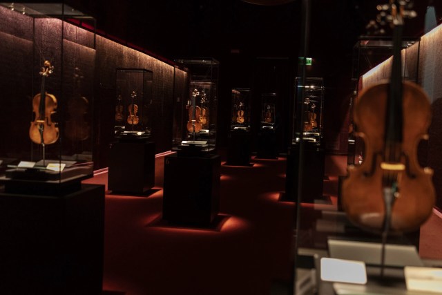 Na Sala 5, Lo scrigno dei tesori (“O Cofre dos Tesouros”) do Museo del Violino, estão expostos os instrumentos mais importantes feitos pelos mestres luthiers de Cremona, pertencentes às coleções do Comune di Cremona e da Fundação Walter Stauffer.
