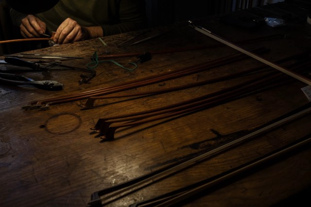 No Atelier Slaviero, o mestre cremonês Emilio Slaviero, que abriu sua oficina em 1982, trabalha ao lado do filho Luca na fabricação de arcos de alta qualidade inspirados na tradição francesa. Eles trabalham exclusivamente com pau-brasil (Paubrasilia echinata), combinando técnicas seculares com precisão contemporânea.