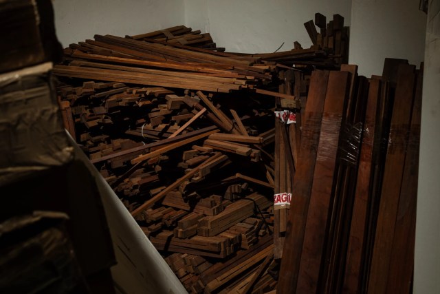No Atelier Slaviero, o mestre cremonês Emilio Slaviero, que abriu sua oficina em 1982, trabalha ao lado do filho Luca na fabricação de arcos de alta qualidade inspirados na tradição francesa. Um enorme depósito guarda mais de onze mil varetas de pau-brasil. Como cada arco leva cerca de uma semana para ser concluído, o estoque seria suficiente para abastecer gerações inteiras de fabricantes.